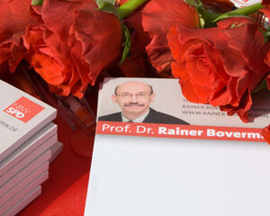 Zum morgigen Muttertag wurden an den Infoständen rote Rosen verteilt.