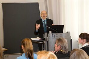 Prof. Dr. Rainer Bovermann spricht im Hattinger Rathaus.