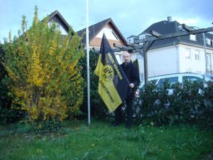 Rainer Bovermann hisst die BVB-Fahne in seinem Garten