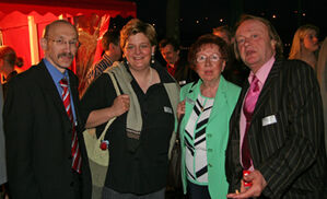 Prof. Dr. Bovermann mit der Vorsitzenden der Selbsthilfekonferenz Frau Zetsche,2.v.r., und dem Notar K.Th. Kracht.