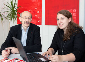 Gesa Kiesewetter gemeinsam mit dem heimischen Abgeordneten Bovermann beim Informationsaustausch im Wahlkreisbüro