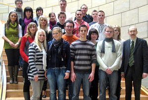 Schülerinnen und Schüler des Gymnasiums mit Prof. Dr. Bovermann