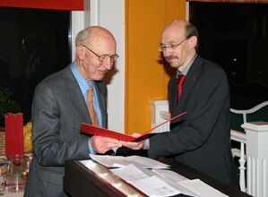 Helmut Fischer erhält von Prof. Dr. Bovermann die Urkunde.
