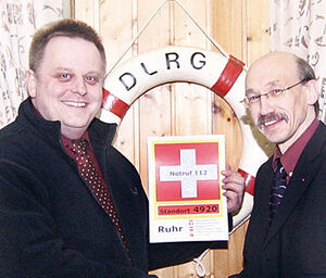 Herr Kelle/DLRG-Bochum und Prof.Dr. Rainer Bovermann. Foto: STADTSPIEGEL/Thomas Bocian