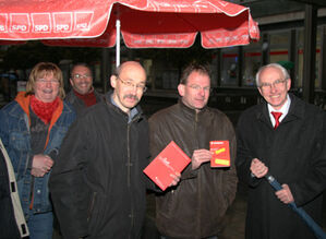 Informationsstand der SPD Hattingen vor der Hauptsparkasse in Hattingen, Mitte: Prof. Dr. Rainer Bovermann.