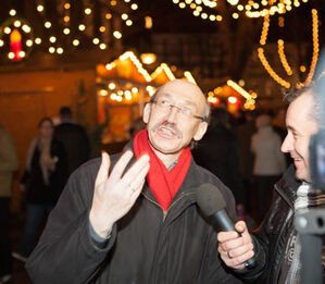 Rainer Bovermann auf dem Hattinger Weihnachtsmarkt beim Interview mit dem Filmteam vom Ruhrkanal.
