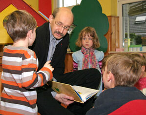 MdL Bovermann liest in der KiTa "Blumenhaus" in Sprockhövel