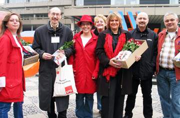 Empfang in Schwelm vor dem Kreishaus mit roten Rosen