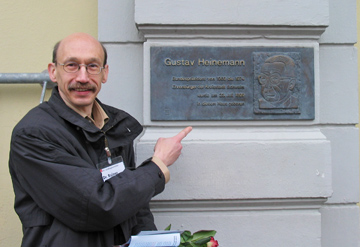 Vor dem Geburtshaus von Gustav Heinemann in Schwelm