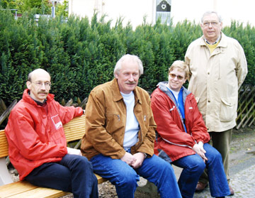 Dr. Rainer Bovermann und Genossen auf der neuen Parkbank