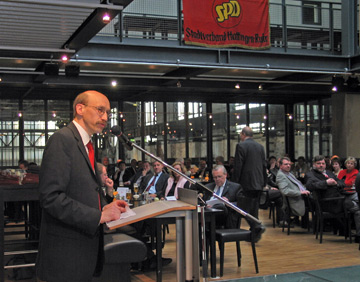 Dr. Rainer Bovermann hält seine Rede.