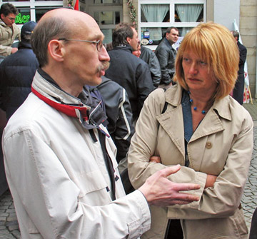 Rainer Bovermann im Gespräch mit MdB Christel Humme auf der Demo